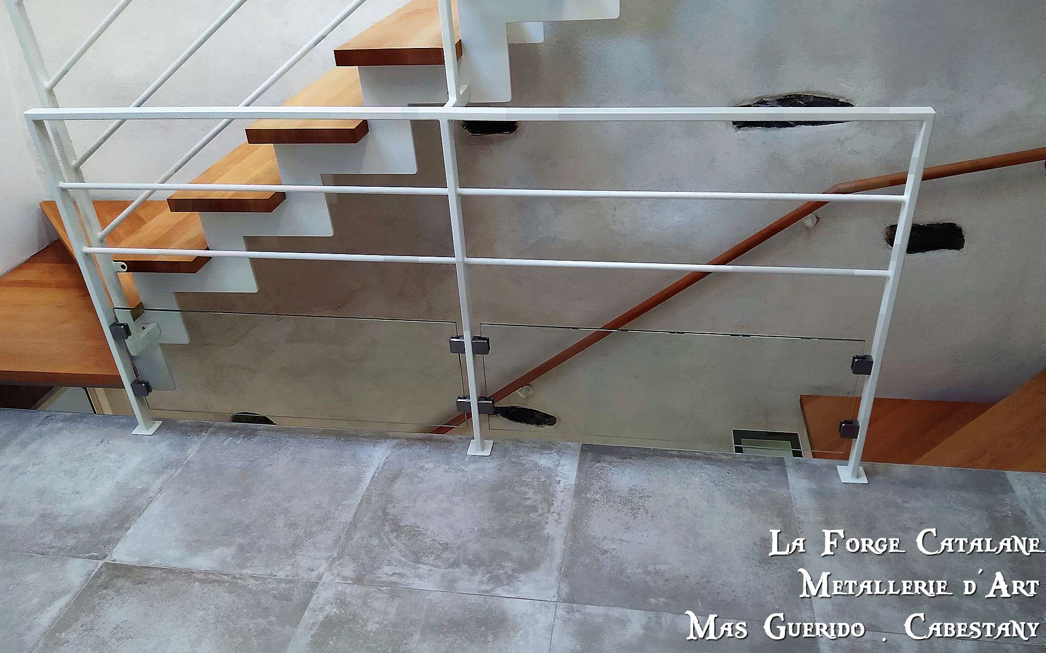 garde corps remplissage haut lisses horizontales et remplissage bas verre feuilletee clair forge catalane.jpg